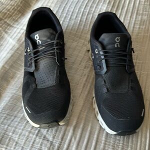 Mens On Cloud Running shoes. Worn only once.